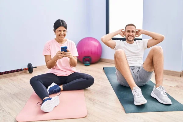 Man Woman Couple Smiling Confident Training Abs Exercise Using Smartphone — Stock Photo, Image