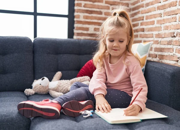 Roztomilé Blondýny Dívka Předškolní Student Sedí Pohovce Kresba Notebooku Doma — Stock fotografie