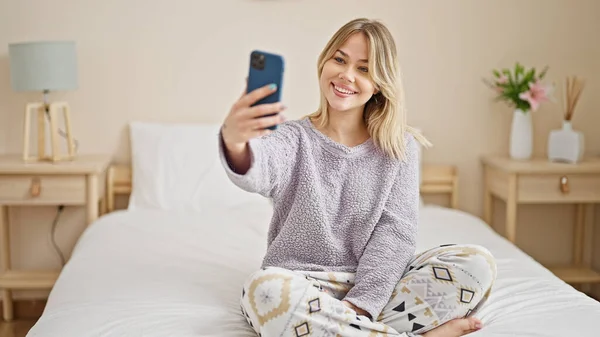 Молода Блондинка Має Відеодзвінок Сидить Ліжку Спальні — стокове фото