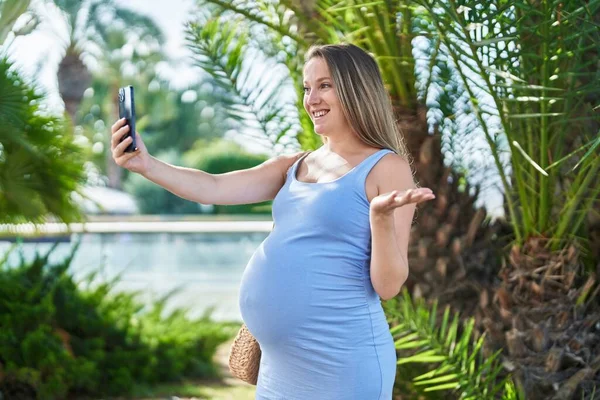 Jonge Zwangere Vrouw Doet Videogesprek Met Smartphone Vieren Prestatie Met — Stockfoto