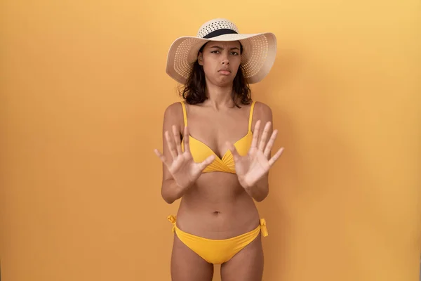 Young Hispanic Woman Wearing Bikini Summer Hat Moving Away Hands — Stock Photo, Image