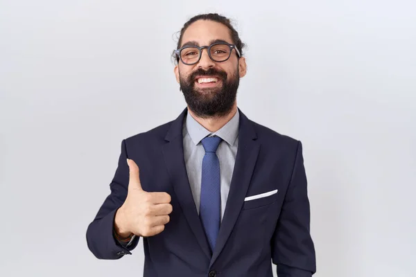 Ein Spanischer Mann Mit Bart Anzug Und Krawatte Macht Eine — Stockfoto