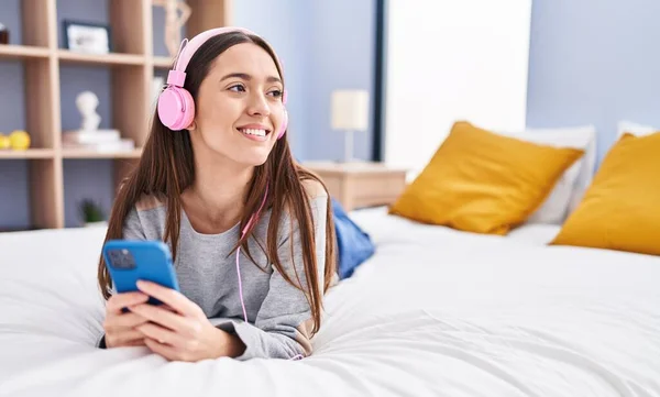 Jong Mooi Latino Vrouw Luisteren Naar Muziek Liggend Bed Slaapkamer — Stockfoto