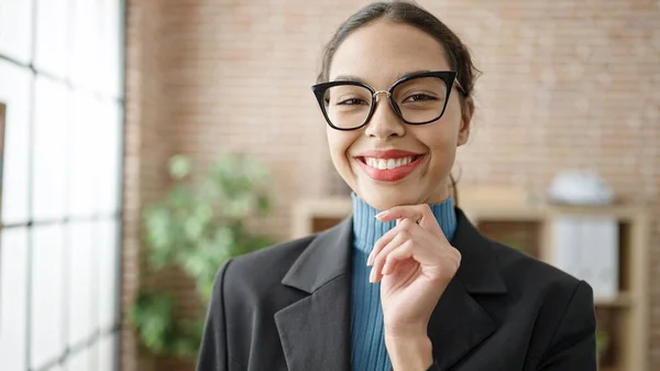 Genç Güzel Spanyol Bir Kadını Ofiste Kendinden Emin Gülümsüyor — Stok fotoğraf