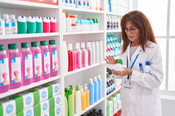 Middle Age Woman Pharmacist Holding Bottle Reading Prescription Pharmacy — 图库照片