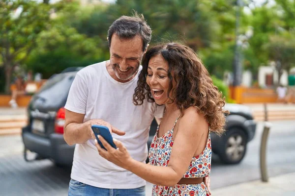 Чоловік Жінка Пара Посміхаються Впевнено Використовуючи Смартфон Парку — стокове фото