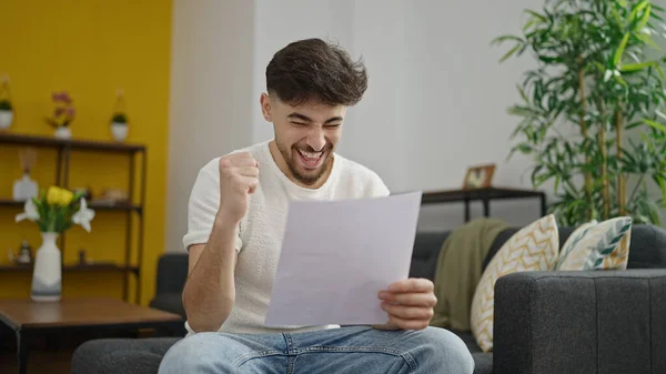 Jonge Arabische Man Die Thuis Papier Leest Bank — Stockfoto