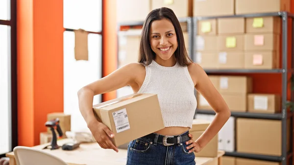Young Beautiful Hispanic Woman Ecommerce Business Worker Holding Package Office —  Fotos de Stock