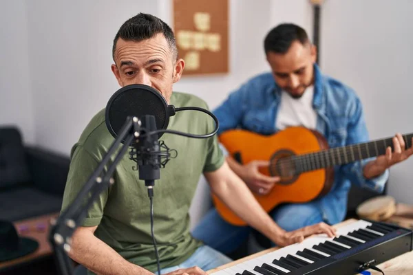 Δύο Άνδρες Μουσικοί Τραγουδούν Πιάνο Και Κλασική Κιθάρα Στο Στούντιο — Φωτογραφία Αρχείου