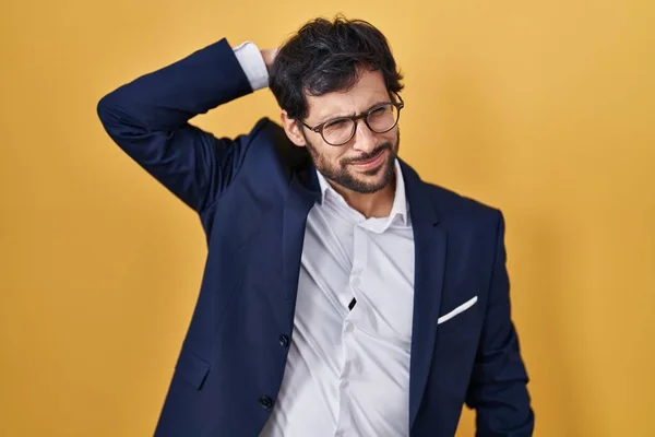 Schöner Lateinischer Mann Der Über Gelbem Hintergrund Steht Verwirrt Und — Stockfoto