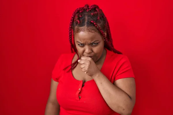 Afrikansk Amerikansk Kvinna Med Flätat Hår Som Står Över Röd — Stockfoto