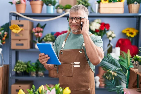 Meia Idade Homem Cabelos Grisalhos Florista Usando Touchpad Falando Smartphone — Fotografia de Stock