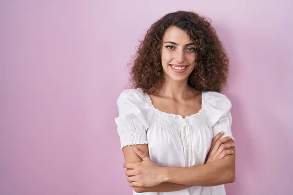Hispanic Woman Curly Hair Standing Pink Background Happy Face Smiling — Stock fotografie