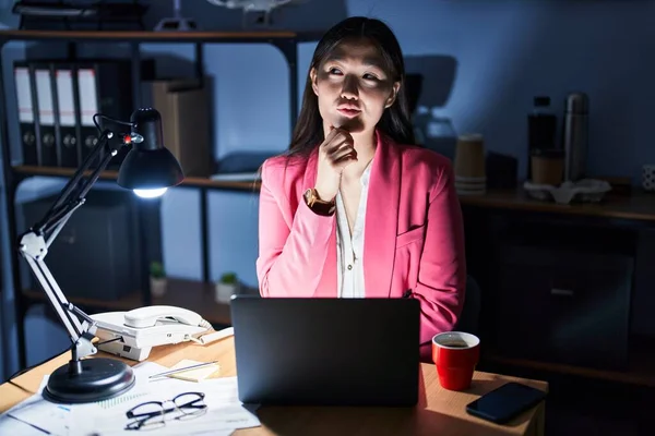 Geceleri Ofiste Çalışan Çinli Genç Bir Kadın Elleri Çenesinde Soru — Stok fotoğraf
