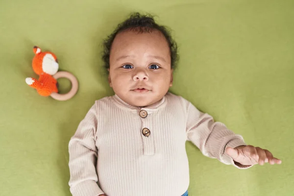 Afro Americano Bebê Relaxante Cama Quarto — Fotografia de Stock