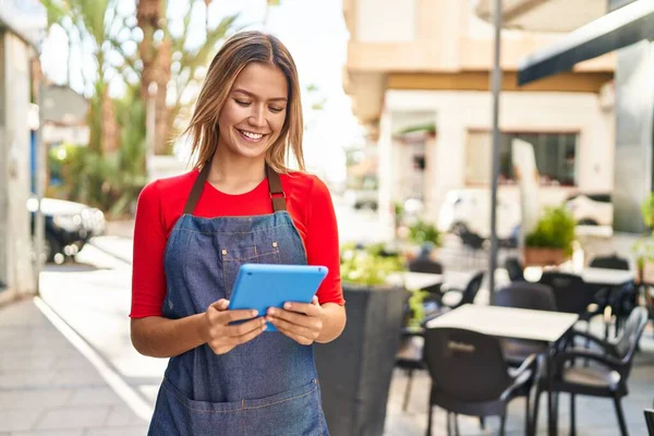 Junge Hispanische Kellnerin Lächelt Selbstbewusst Mit Touchpad Auf Café Terrasse — Stockfoto