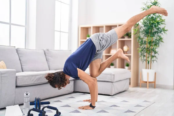 Jeune Homme Hispanique Faisant Exercice Yoga Maison — Photo