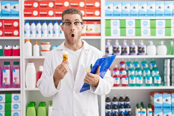 Giovane Uomo Caucasico Che Lavora Farmacia Farmacia Con Pillole Spaventate — Foto Stock