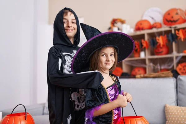 Roztomilý Chlapec Dívka Halloween Party Drží Dýňový Koš Doma — Stock fotografie