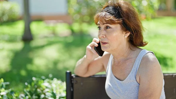 Orta Yaşlı Bir Kadın Parkta Akıllı Telefondan Konuşuyor — Stok fotoğraf