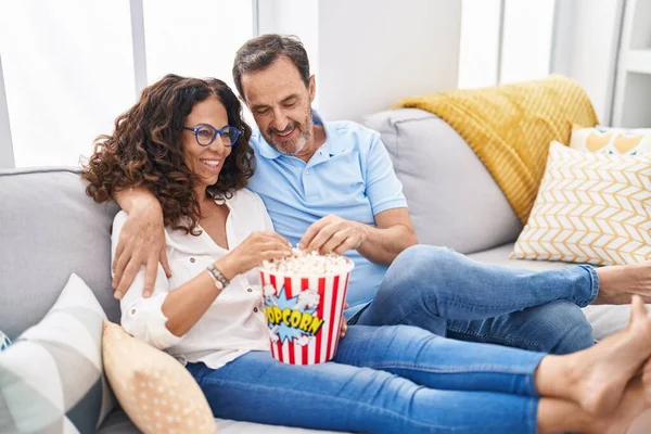 Man Woman Couple Watching Movie Sitting Sofa Home — Φωτογραφία Αρχείου