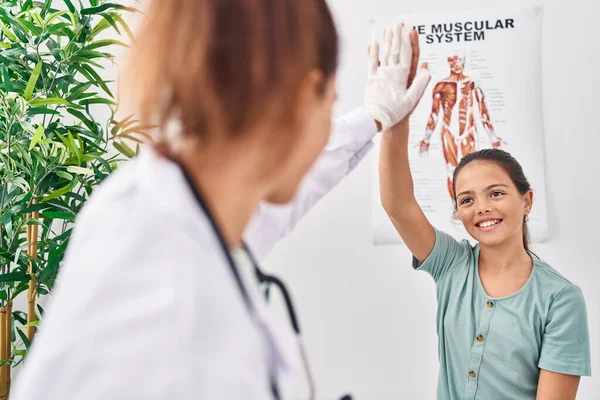 Kobieta Dziewczyna Lekarz Pacjent Przybij Piątkę Podniesionymi Rękami Klinice — Zdjęcie stockowe