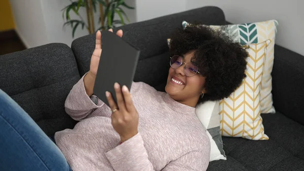 Νεαρή Αφροαμερικανή Γυναίκα Που Χρησιμοποιεί Touchpad Ξαπλωμένη Στον Καναπέ Στο — Φωτογραφία Αρχείου