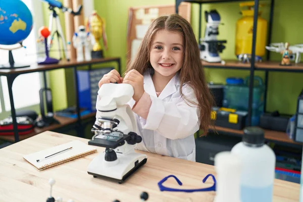 Entzückende Hispanische Studentin Lächelt Selbstbewusst Unter Dem Mikroskop Labor Klassenzimmer — Stockfoto
