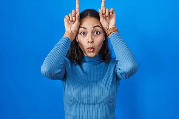 Young Brazilian Woman Standing Blue Isolated Background Doing Funny Gesture — Stock Photo, Image