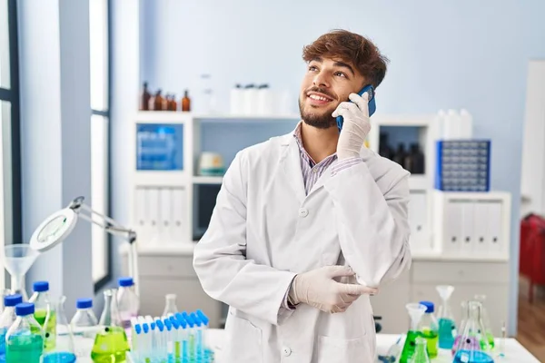 Giovane Arabo Uomo Scienziato Sorridente Fiducioso Parlando Smartphone Laboratorio — Foto Stock