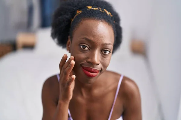 Femme Afro Américaine Touchant Visage Assis Sur Lit Dans Chambre — Photo