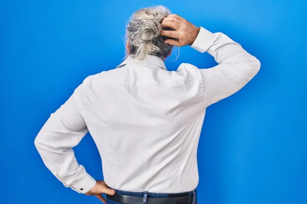 Mann Mittleren Alters Mit Grauen Haaren Steht Vor Blauem Hintergrund — Stockfoto