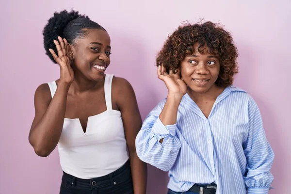 Zwei Afrikanische Frauen Die Vor Rosa Hintergrund Stehen Und Lächelnd — Stockfoto