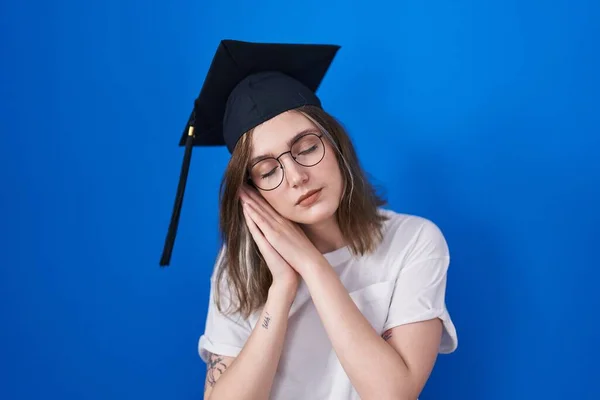 Mujer Rubia Caucásica Con Gorra Graduación Durmiendo Cansada Soñando Posando — Foto de Stock