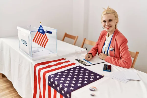 Młoda Blondynka Stolik Wyborczy Prezydent Pisze Tablicy Kolegium Wyborczym — Zdjęcie stockowe
