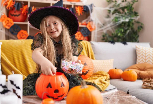 Cadı Kostümü Giyen Sevimli Sarışın Kız Evdeki Balkabağı Sepetine Şeker — Stok fotoğraf