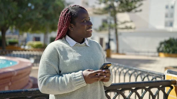 Femme Africaine Avec Des Cheveux Tressés Utilisant Smartphone Parc — Photo