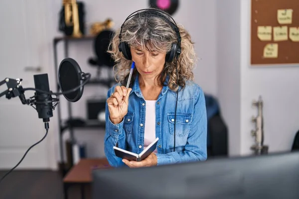 Mujer Mediana Edad Cantante Componiendo Canción Estudio Música —  Fotos de Stock