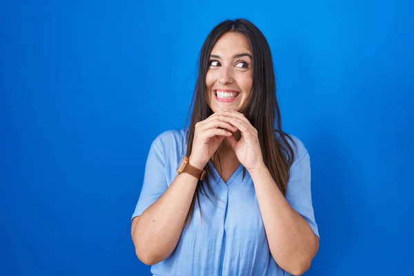 Jong Brunette Vrouw Staande Blauwe Achtergrond Lachen Nerveus Opgewonden Met — Stockfoto