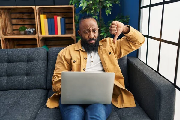 Afrikansk Amerikansk Man Använder Laptop Hemma Sitter Soffan Med Argt — Stockfoto