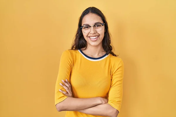 Eine Junge Brasilianerin Mit Brille Vor Gelbem Hintergrund Lächelt Glücklich — Stockfoto