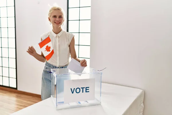 Mladá Blondýnka Drží Kanadskou Vlajku Hlasování Volební Vysoké Škole — Stock fotografie