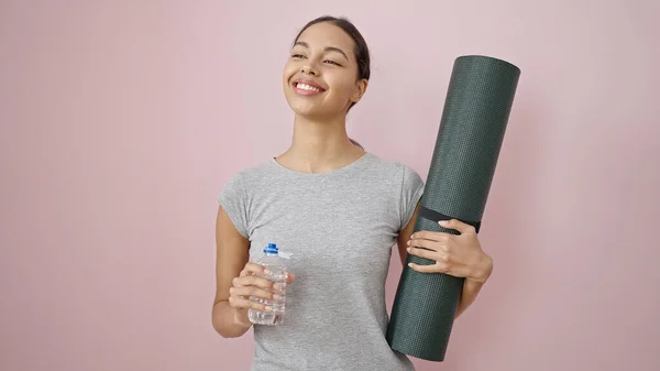 Ung Smuk Spansktalende Kvinde Iført Sportstøj Holder Yoga Mat Vand - Stock-foto