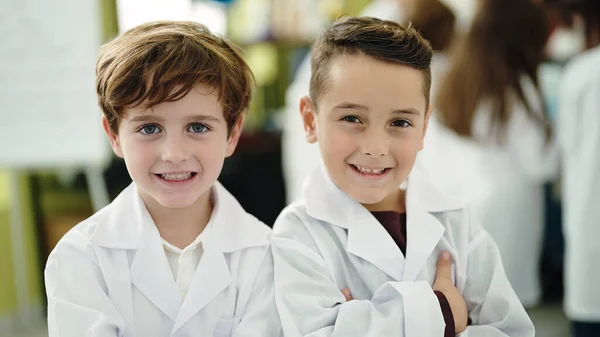 Чарівні Хлопчики Студент Посміхається Впевнено Стоячи Зброєю Перетнув Жест Лабораторному — стокове фото