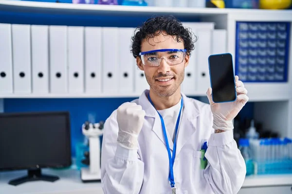 Uomo Ispanico Che Lavora Laboratorio Scienziato Mostrando Schermo Smartphone Urlando — Foto Stock