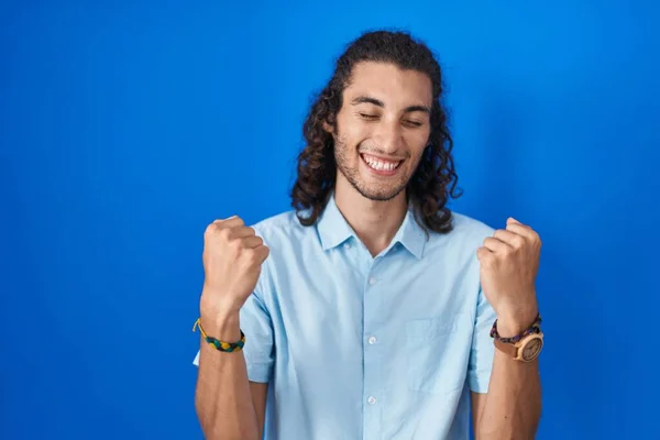 Mavi Arka Planda Dikilen Genç Spanyol Adam Mutlu Heyecanlı Bir — Stok fotoğraf