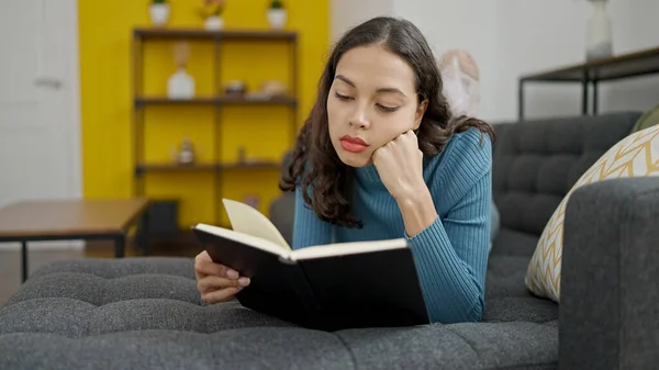 Jovem Bela Mulher Hispânica Lendo Livro Deitado Sofá Casa — Fotografia de Stock