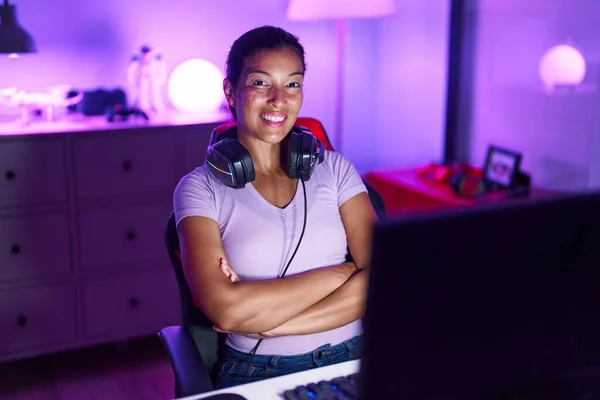 Young Beautiful Hispanic Woman Streamer Smiling Confident Sitting Arms Crossed — ストック写真