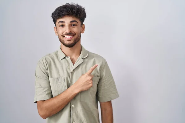Araber Mit Bart Vor Weißem Hintergrund Fröhlich Mit Einem Lächeln — Stockfoto
