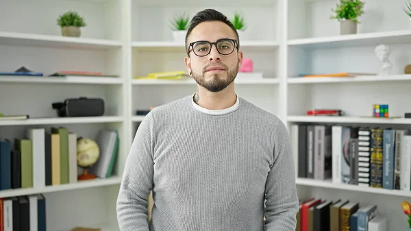 Hispanic Man Student Bär Glasögon Biblioteket Universitet — Stockfoto